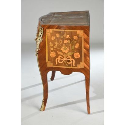 COMMODE SAUTEUSE LOUIS XV en placage de prunier...