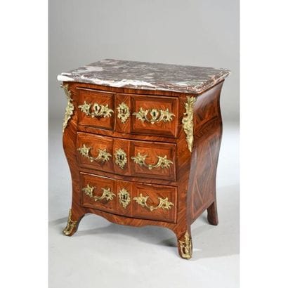 PETITE COMMODE LOUIS XV d’entre deux galbée...
