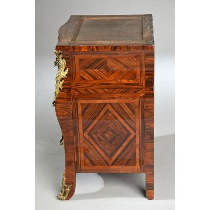 PETITE COMMODE LOUIS XV d’entre deux galbée...