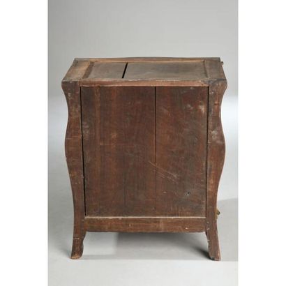 PETITE COMMODE LOUIS XV d’entre deux galbée...