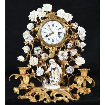 PENDULE LOUIS XV en bronze doré et porcelaine...
