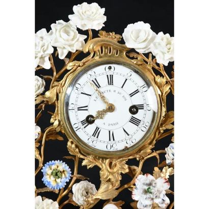 PENDULE LOUIS XV en bronze doré et porcelaine...