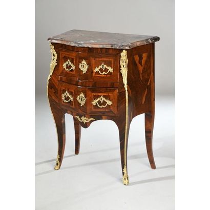 COMMODE SAUTEUSE LOUIS XV en placage de palissandre...