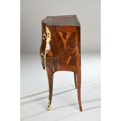 COMMODE SAUTEUSE LOUIS XV en placage de palissandre...