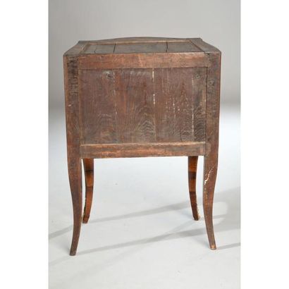 COMMODE SAUTEUSE LOUIS XV en placage de palissandre...