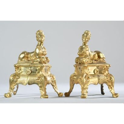PAIRE DE CHENETS RÉGENCE en bronze doré à...