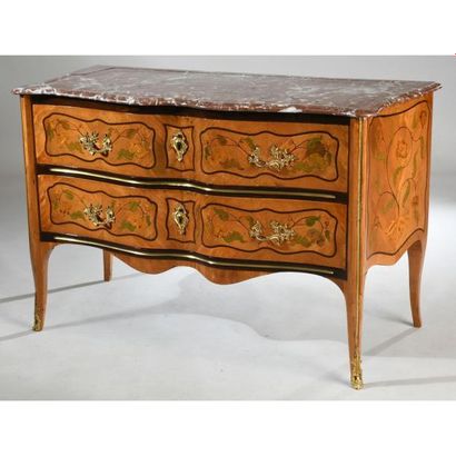 COMMODE SAUTEUSE LOUIS XV de forme arbalète...