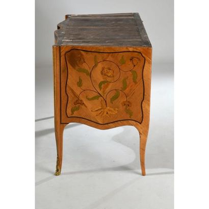 COMMODE SAUTEUSE LOUIS XV de forme arbalète...