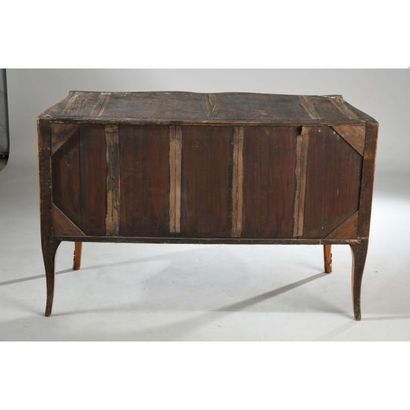 COMMODE SAUTEUSE LOUIS XV de forme arbalète...