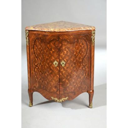 ENCOIGNURE LOUIS XV de forme mouvementée...