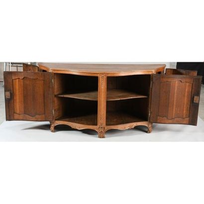 BUFFET DE BOISERIE de forme galbée et violonée...