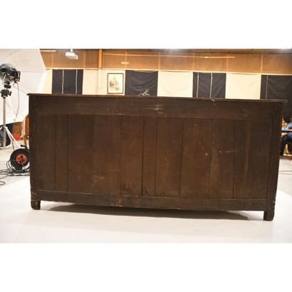 BUFFET DE BOISERIE de forme galbée et violonée...