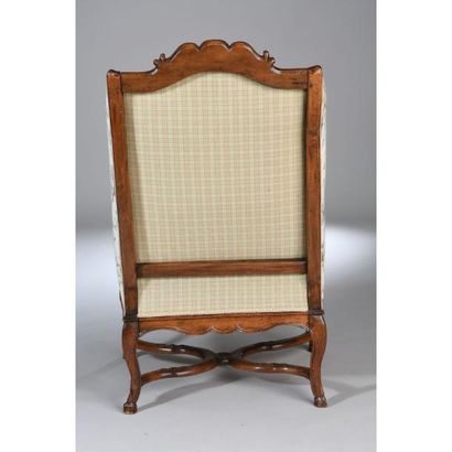BERGERE A OREILLES RÉGENCE en noyer à décor...