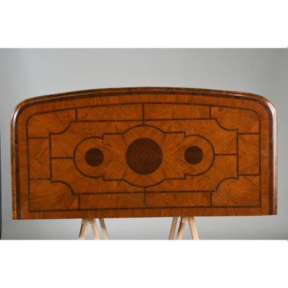 COMMODE LOUIS XIV à plateau bois en placage...