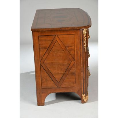 COMMODE LOUIS XIV à plateau bois en placage...