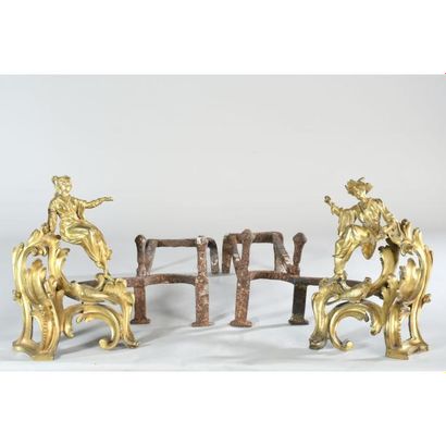 PAIRE DE CHENETS LOUIS XV en bronze doré...