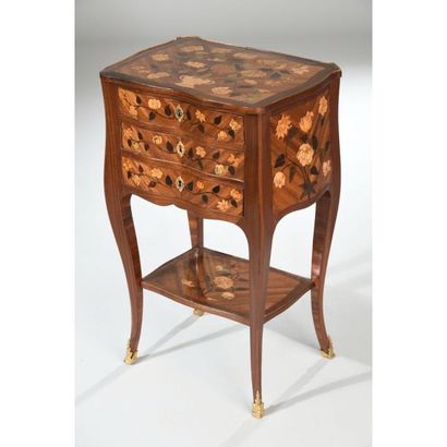 PETITE TABLE DE SALON LOUIS XV de forme mouvementée...