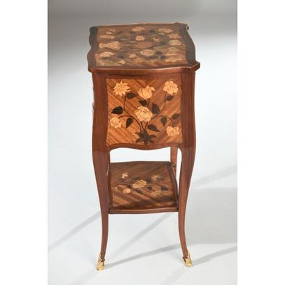 PETITE TABLE DE SALON LOUIS XV de forme mouvementée...