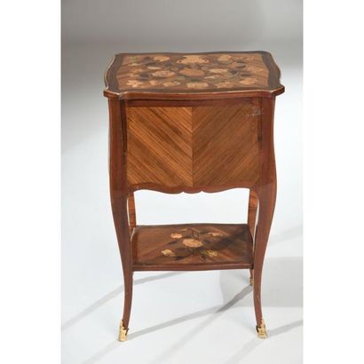 PETITE TABLE DE SALON LOUIS XV de forme mouvementée...