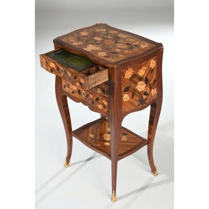 PETITE TABLE DE SALON LOUIS XV de forme mouvementée...