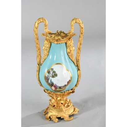 VASE LOUIS XV monté en porcelaine de MEISSEN...