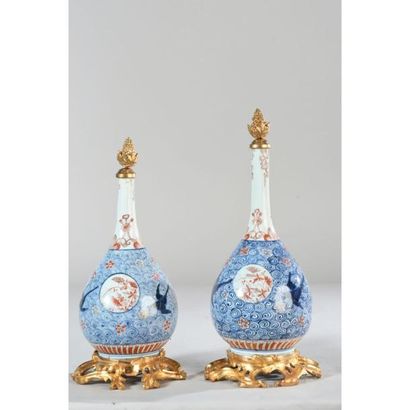 2 BOUTEILLES en porcelaine d’IMARI à décor...