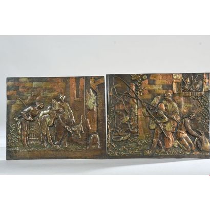 PAIRE DE PLAQUES en bronze à patine médaille...