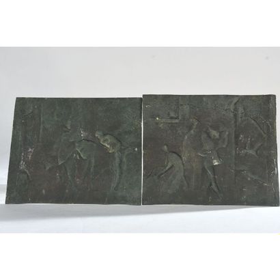PAIRE DE PLAQUES en bronze à patine médaille...