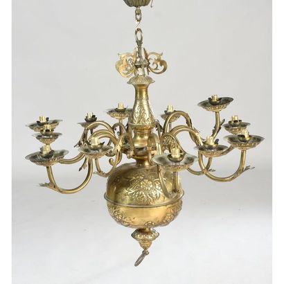 LUSTRE LOUIS XIII en laiton repoussé à décor...