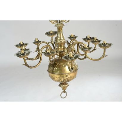 LUSTRE LOUIS XIII en laiton repoussé à décor...