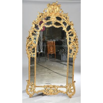 GRAND MIROIR LOUIS XV en bois doré et sculpté...