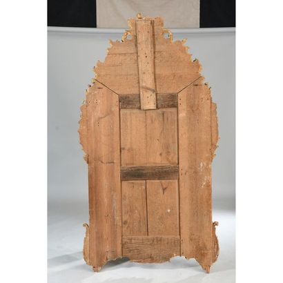 GRAND MIROIR LOUIS XV en bois doré et sculpté...