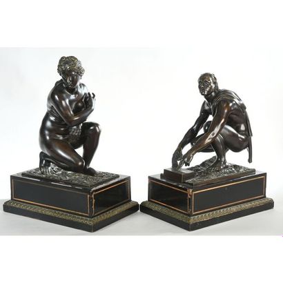 PAIRE DE SUJETS en bronze à belle patine...