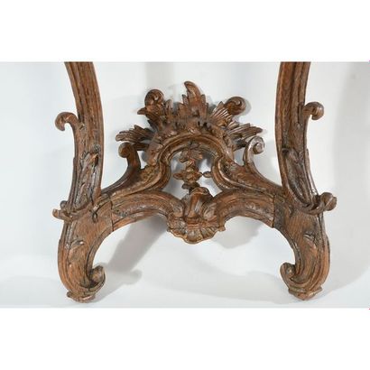 CONSOLE LOUIS XV galbée en façade et évasée...