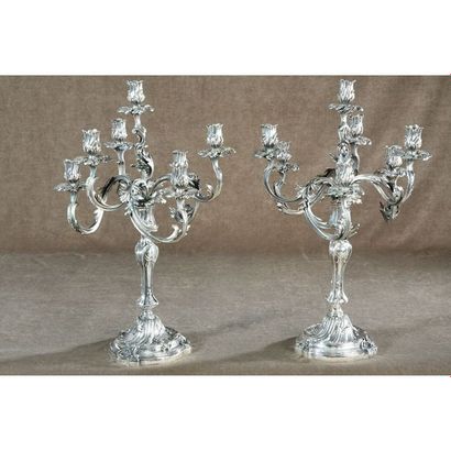PAIRE DE CANDÉLABRES DANS LE GOUT LOUIS XV...