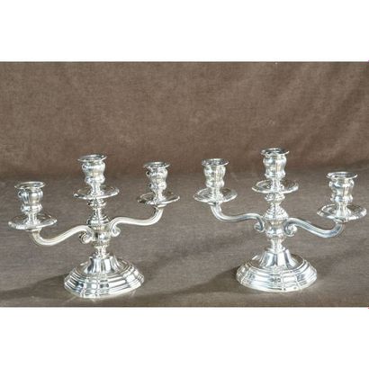 PAIRE DE BOUTS DE TABLE en argent massif...