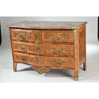 COMMODE RÉGENCE à façade galbée en placage...