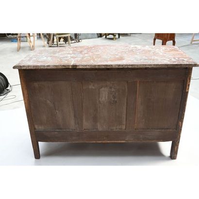 COMMODE RÉGENCE à façade galbée en placage...
