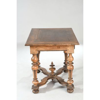 TABLE A ECRIRE LOUIS XIII en noyer à plateau...