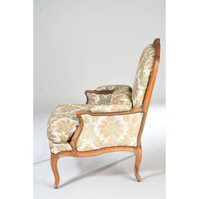 BERGERE LOUIS XV en bois naturel de forme...