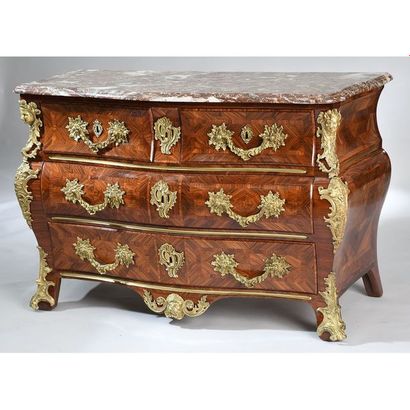 COMMODE TOMBEAU LOUIS XV de forme galbée...