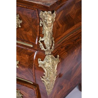 COMMODE TOMBEAU LOUIS XV de forme galbée...