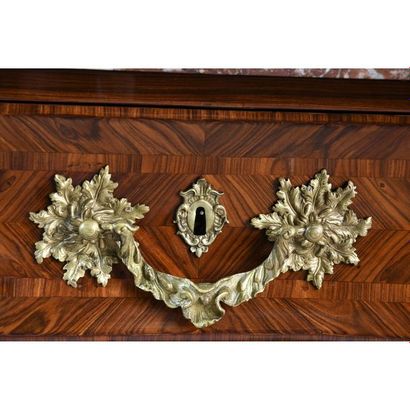 COMMODE TOMBEAU LOUIS XV de forme galbée...
