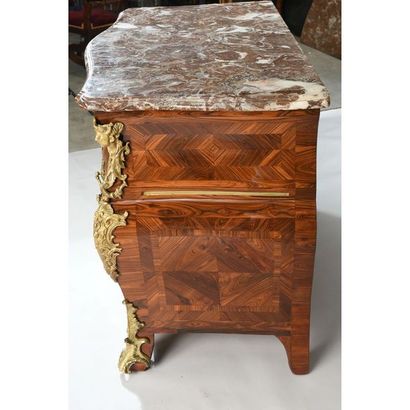 COMMODE TOMBEAU LOUIS XV de forme galbée...