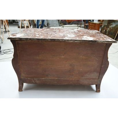 COMMODE TOMBEAU LOUIS XV de forme galbée...