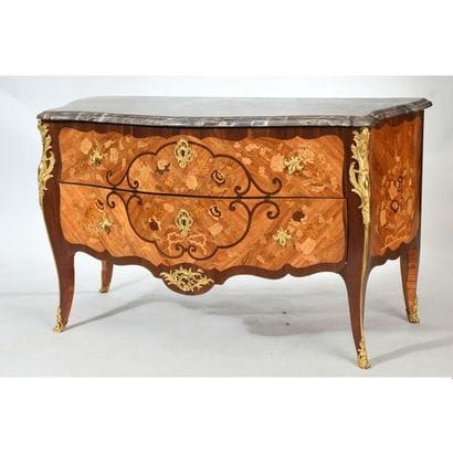 COMMODE LOUIS XV galbée en façade en placage...