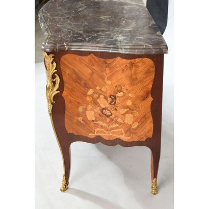 COMMODE LOUIS XV galbée en façade en placage...