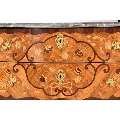 COMMODE LOUIS XV galbée en façade en placage...
