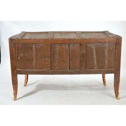 COMMODE LOUIS XV galbée en façade en placage...
