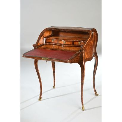 EXCEPTIONNEL BUREAU DOS D’ANE LOUIS XV galbé...